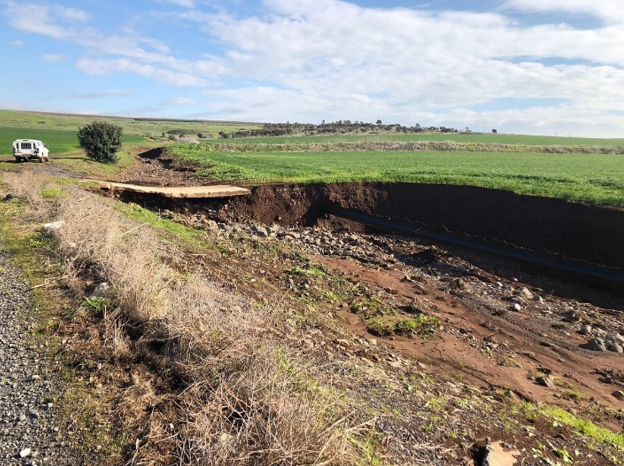 חתירה ואיבוד קרקע מסיבי בנחל הזורעים, כתוצאה מעבודות העפר לפיתוח שכונת "טבריה המושבה". צילום: רוני שמואל